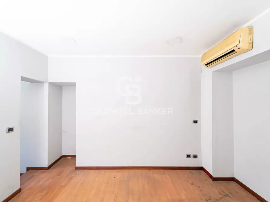 Immagine 8 di Locale commerciale in vendita  in Via De Branca 24-28-30 a Catania