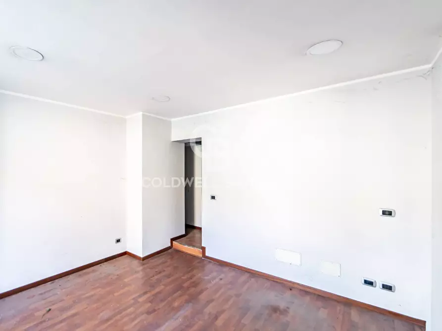 Immagine 3 di Locale commerciale in vendita  in Via De Branca 24-28-30 a Catania