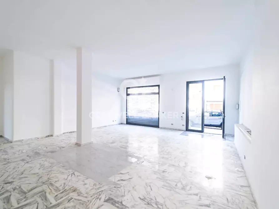 Immagine 2 di Locale commerciale in affitto  in Via Felice Paradiso 20-22 a Acireale