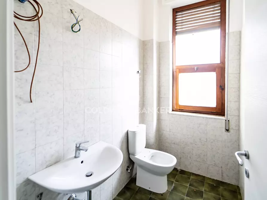 Immagine 12 di Locale commerciale in affitto  in Via Felice Paradiso 20-22 a Acireale