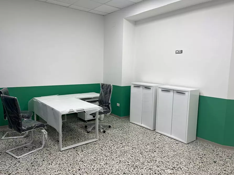 Immagine 1 di Locale commerciale in vendita  in Viale Ancona 55 a Foligno