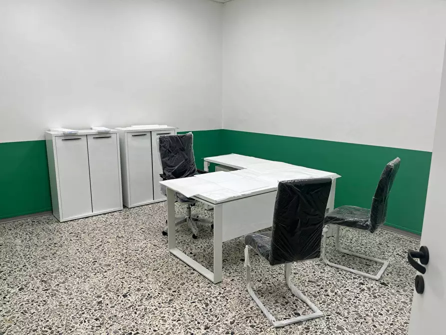 Immagine 3 di Locale commerciale in vendita  in Viale Ancona 55 a Foligno