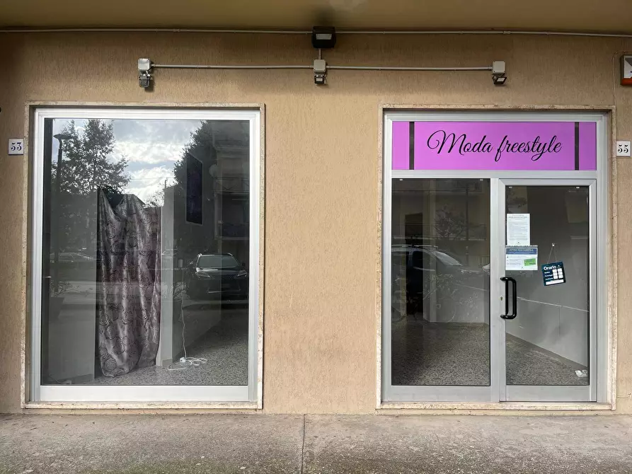 Immagine 4 di Locale commerciale in vendita  in Viale Ancona 55 a Foligno