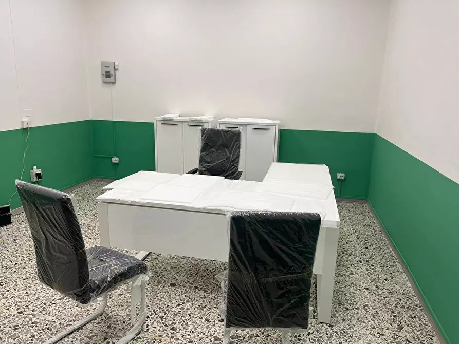 Immagine 5 di Locale commerciale in vendita  in Viale Ancona 55 a Foligno