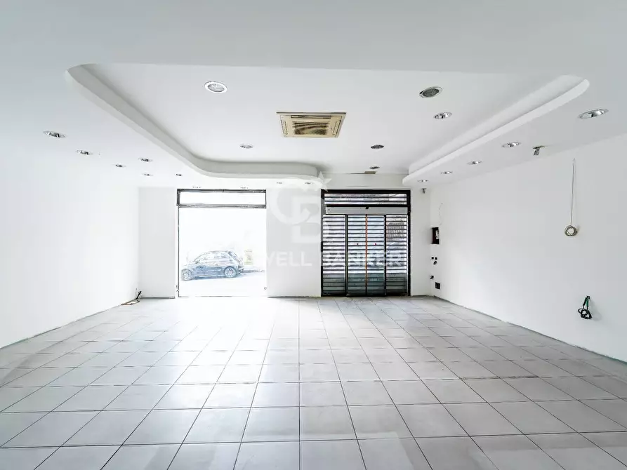 Immagine 2 di Locale commerciale in vendita  in Via Vittorio Emanuele 24 - 26 a Acireale