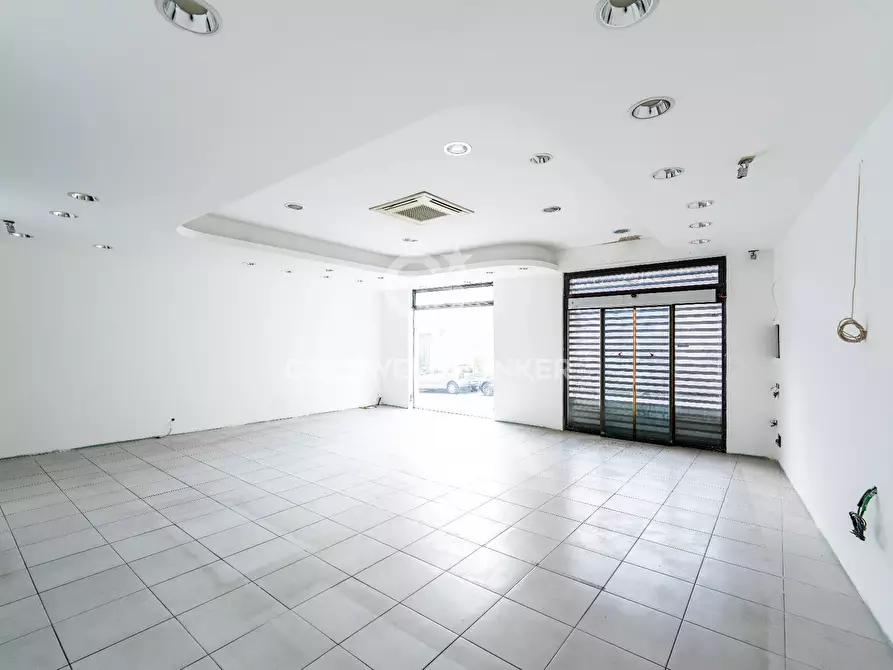 Immagine 3 di Locale commerciale in vendita  in Via Vittorio Emanuele 24 - 26 a Acireale