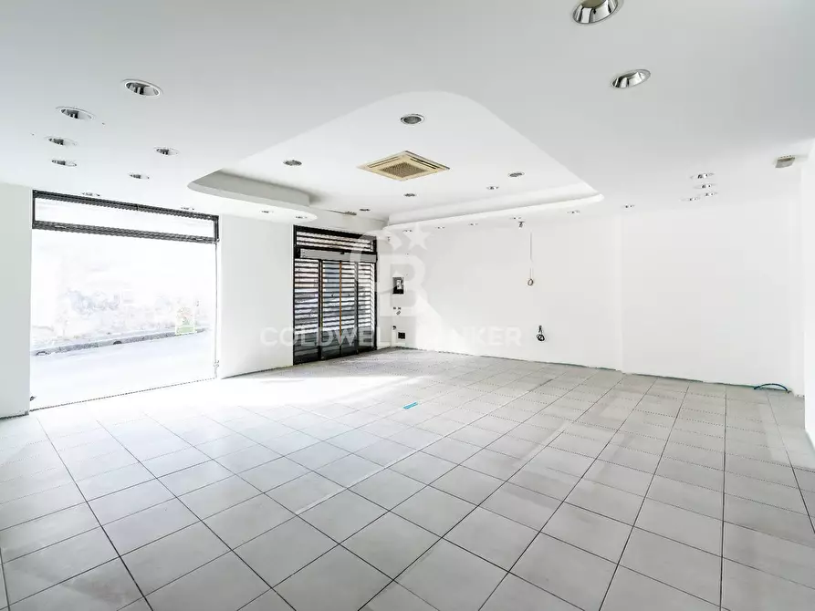 Immagine 9 di Locale commerciale in vendita  in Via Vittorio Emanuele 24 - 26 a Acireale