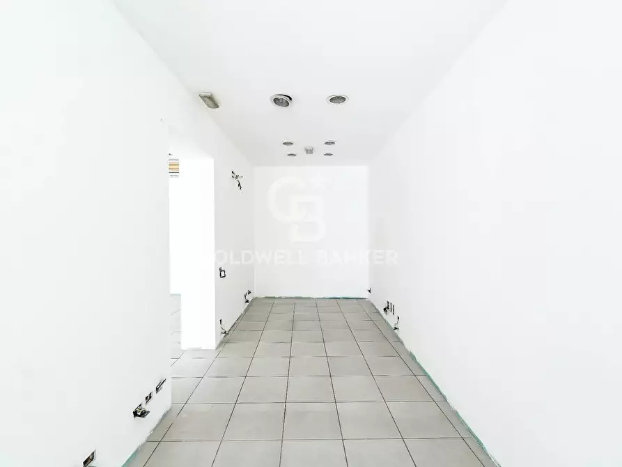 Immagine 10 di Locale commerciale in vendita  in Via Vittorio Emanuele 24 - 26 a Acireale