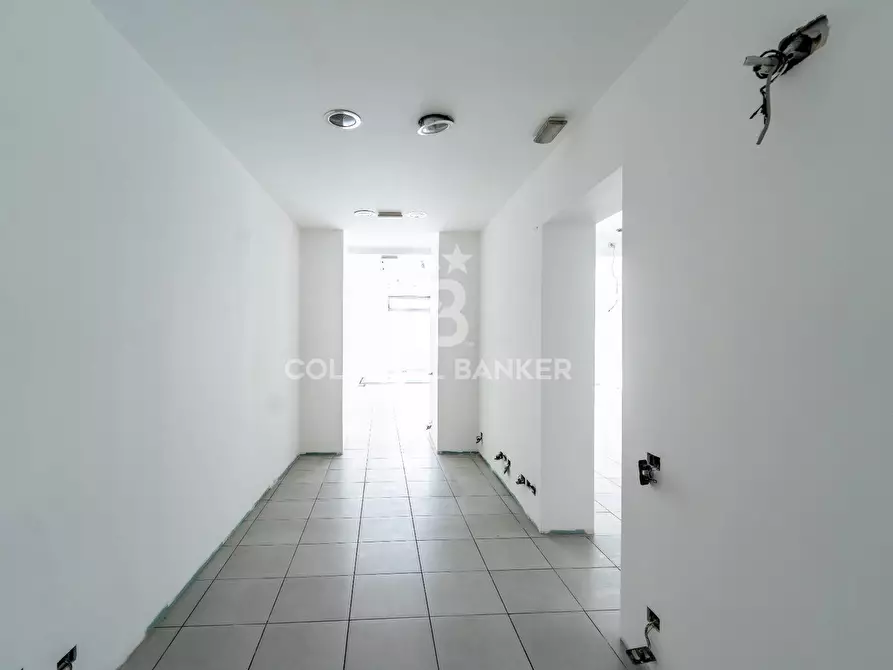 Immagine 11 di Locale commerciale in vendita  in Via Vittorio Emanuele 24 - 26 a Acireale