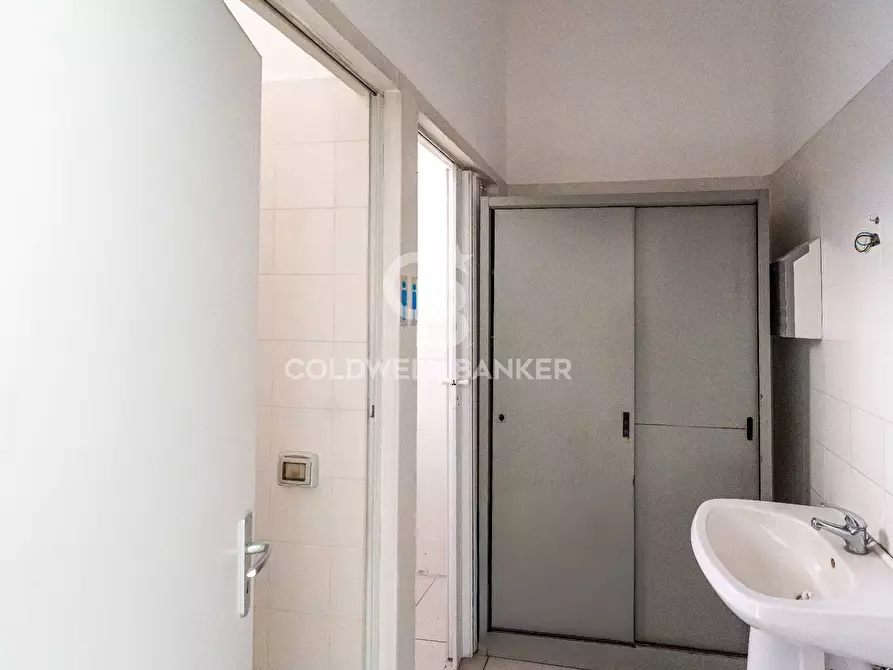 Immagine 13 di Locale commerciale in vendita  in Via Vittorio Emanuele 24 - 26 a Acireale