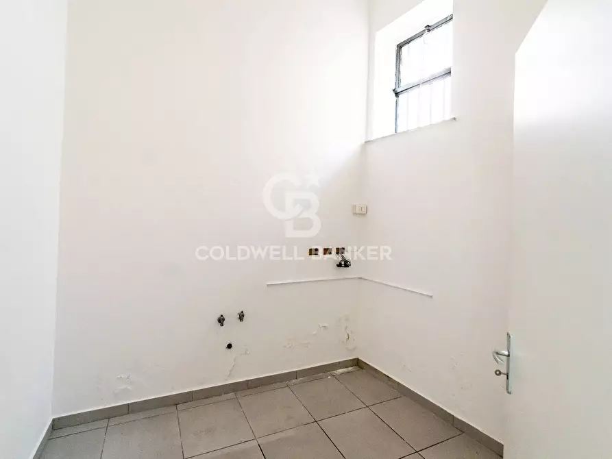 Immagine 17 di Locale commerciale in vendita  in Via Vittorio Emanuele 24 - 26 a Acireale