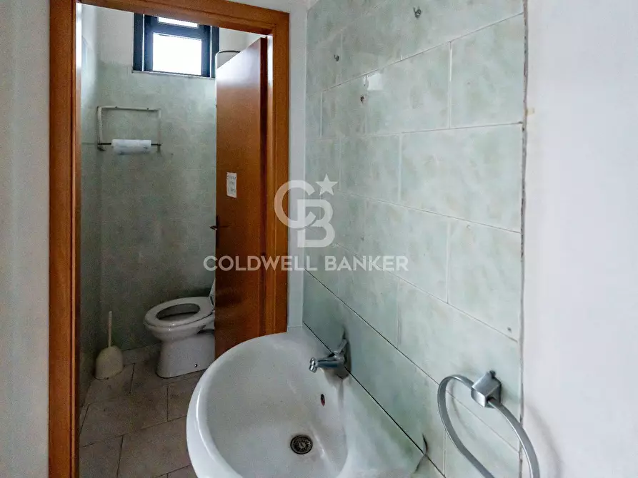 Immagine 15 di Locale commerciale in vendita  in Via Bellini 11-13 a Valverde