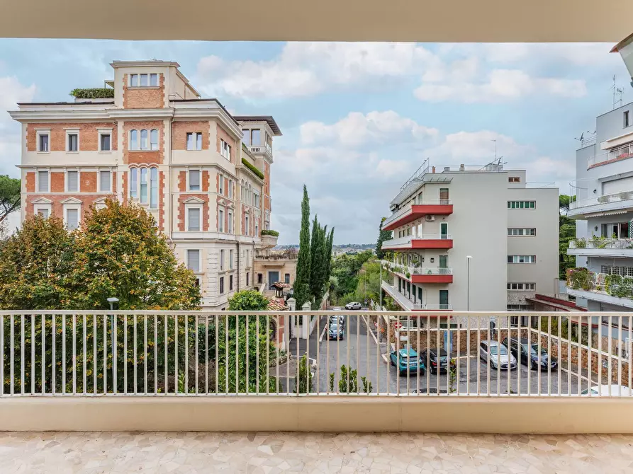 Immagine 2 di Appartamento in vendita  in Via Dei Monti Parioli a Roma