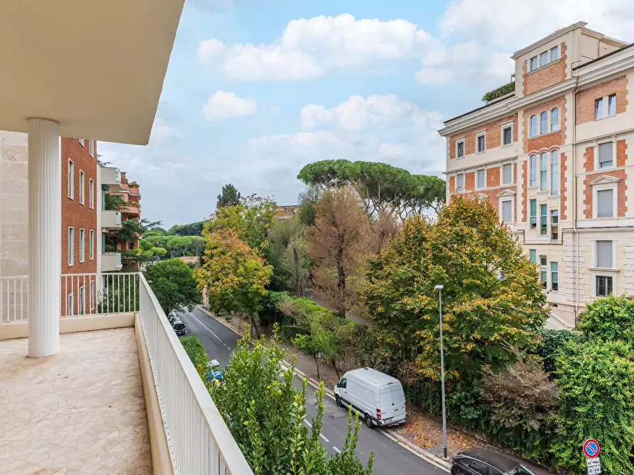 Immagine 5 di Appartamento in vendita  in Via Dei Monti Parioli a Roma
