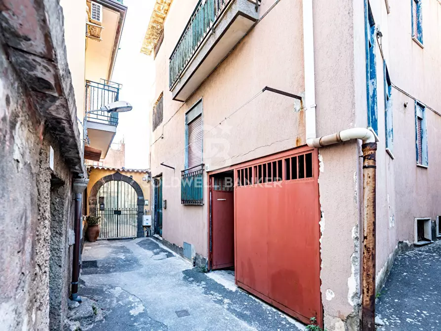 Immagine 2 di Palazzo in vendita  in Via Scaccianoce 49 a Acireale