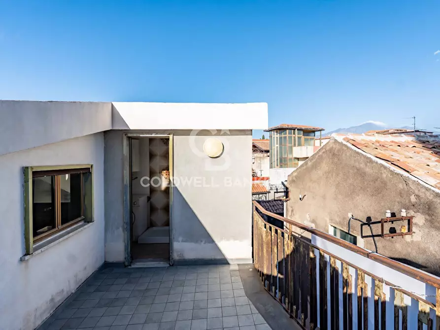 Immagine 29 di Palazzo in vendita  in Via Scaccianoce 49 a Acireale