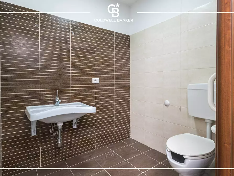 Immagine 16 di Locale commerciale in affitto  in Via Carlo Pirzio Biroli 115 a Ciampino