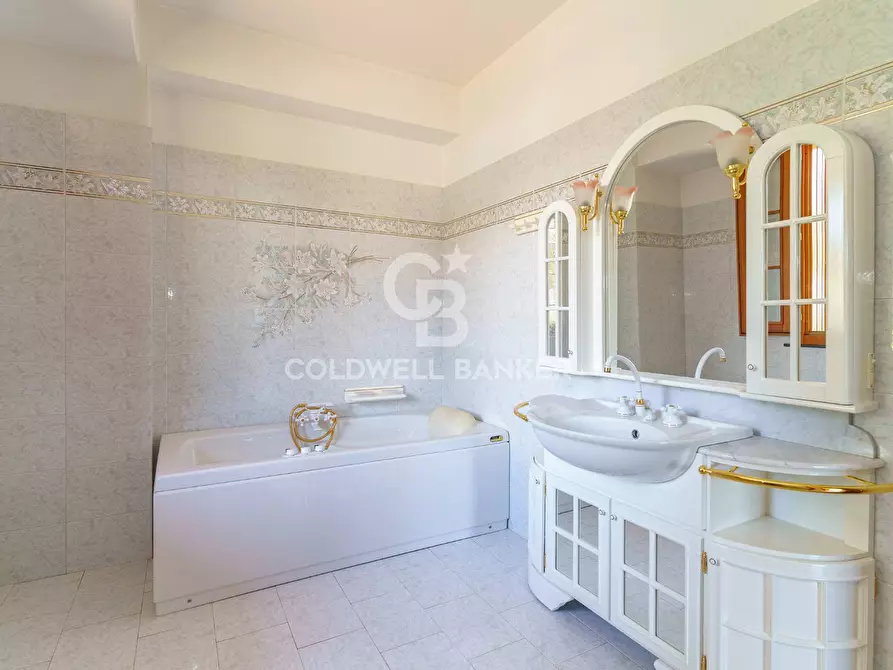 Immagine 29 di Villa in vendita  in via della costituzione 3 a Trecastagni