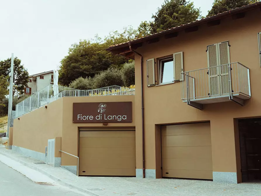 Immagine 3 di Palazzo in vendita  in Via Montà a Monforte D'alba