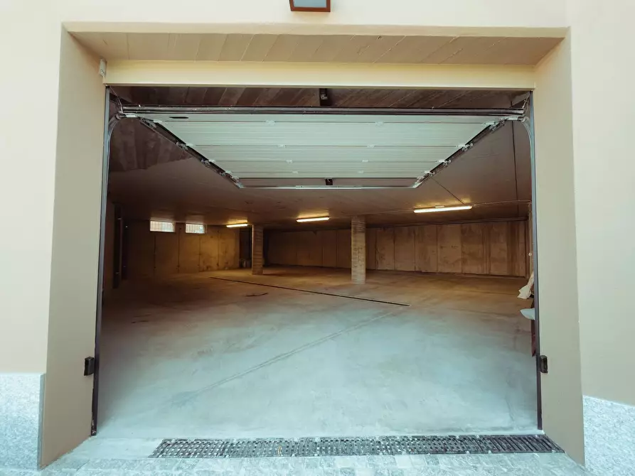 Immagine 19 di Palazzo in vendita  in Via Montà a Monforte D'alba