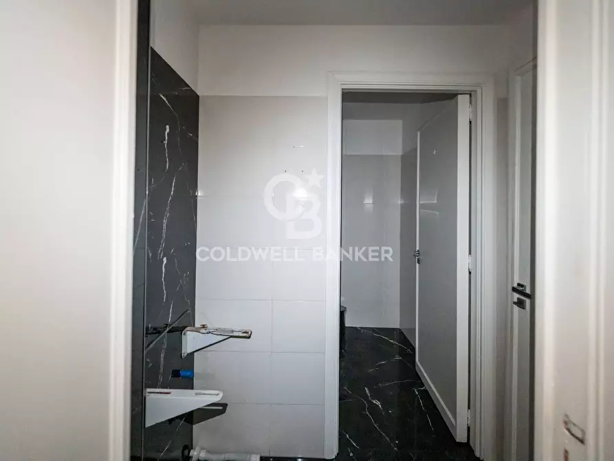 Immagine 10 di Locale commerciale in affitto  a Acireale