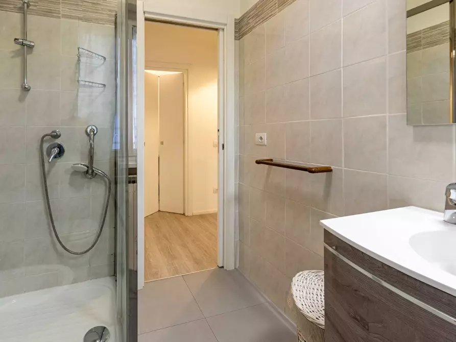 Immagine 15 di Appartamento in vendita  in Via Alfredo Panzini 48 a Roma