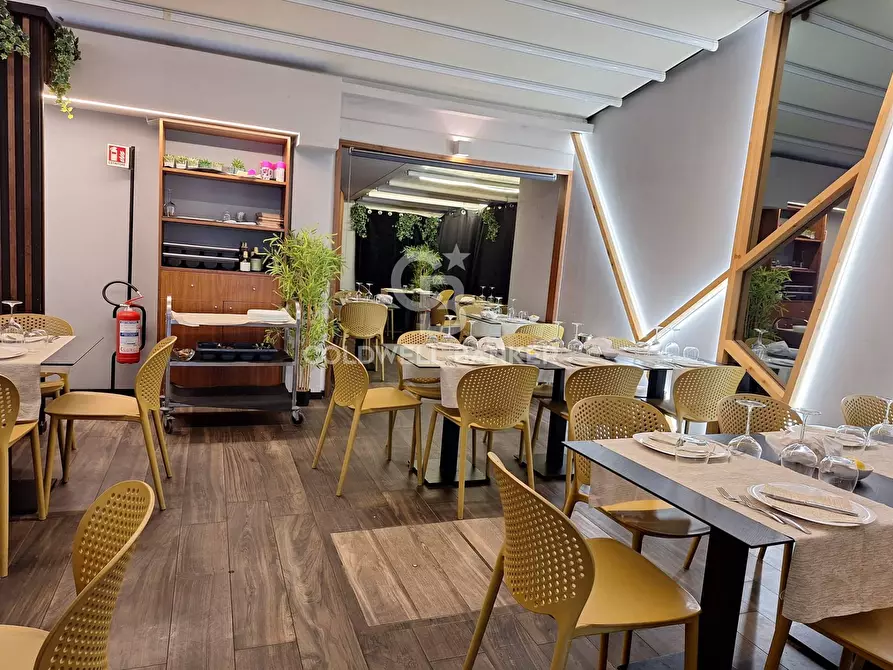 Immagine 2 di Attività commerciale in vendita  in Via Savoia 33/35 a Aci Castello