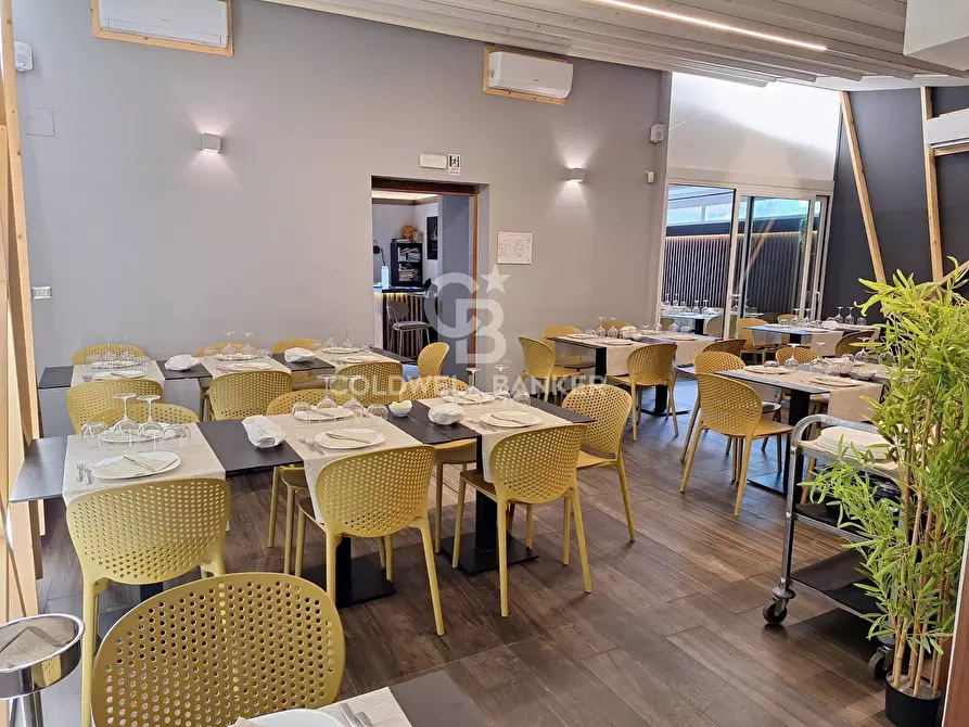 Immagine 4 di Attività commerciale in vendita  in Via Savoia 33/35 a Aci Castello