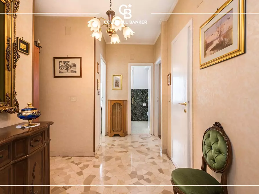 Immagine 9 di Appartamento in vendita  in Via Tuscolana 851 a Roma