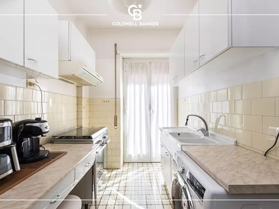 Immagine 11 di Appartamento in vendita  in Via Tuscolana 851 a Roma