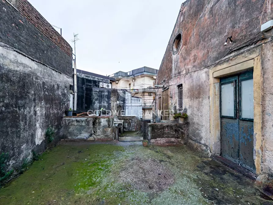 Immagine 2 di Villa in vendita  in Via Ospedale 4/6 a Aci Catena