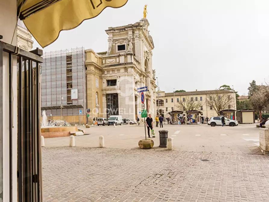 Immagine 1 di Negozio in affitto  in Piazza Garibaldi 23 a Assisi