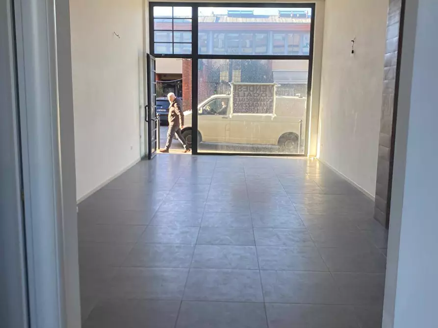 Immagine 2 di Negozio in vendita  in piazza del mercato 11 a Cattolica