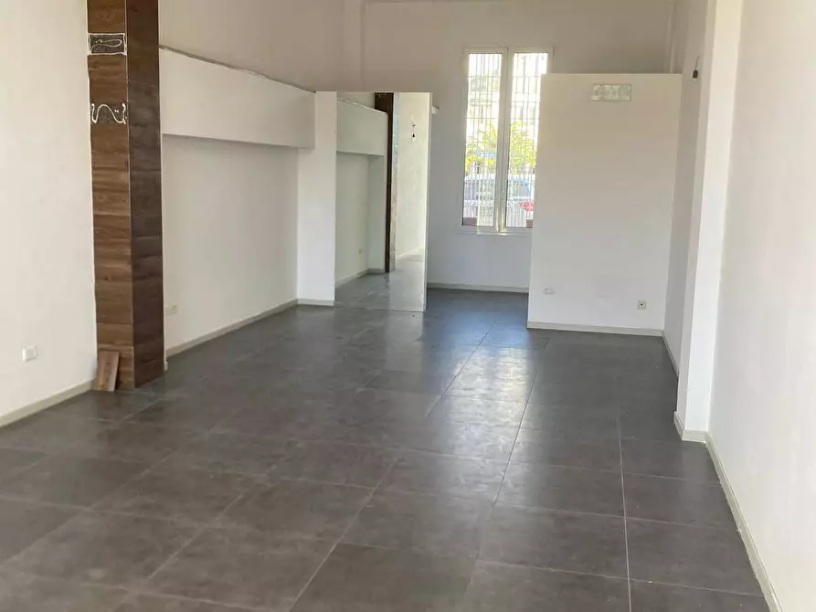 Immagine 4 di Negozio in vendita  in piazza del mercato 11 a Cattolica