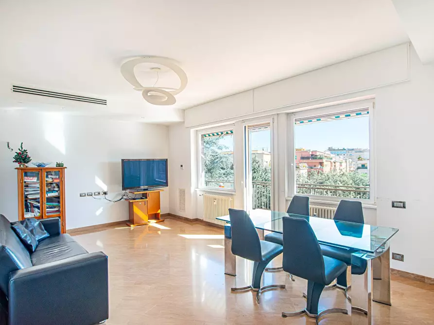 Immagine 8 di Appartamento in vendita  in Viale di Villa massimo 37 a Roma