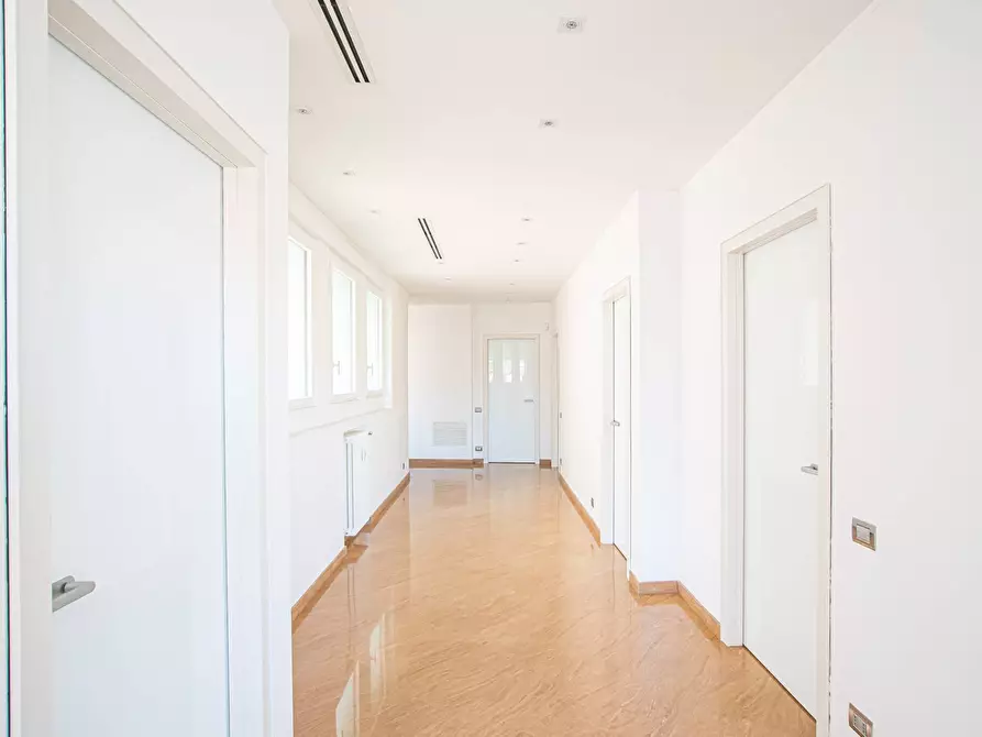 Immagine 15 di Appartamento in vendita  in Viale di Villa massimo 37 a Roma