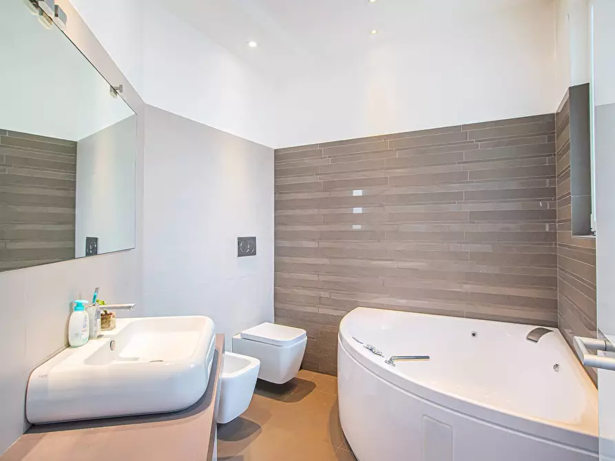 Immagine 16 di Appartamento in vendita  in Viale di Villa massimo 37 a Roma