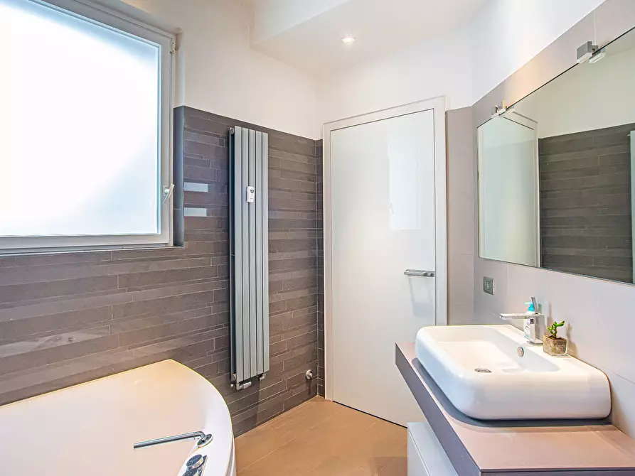 Immagine 17 di Appartamento in vendita  in Viale di Villa massimo 37 a Roma