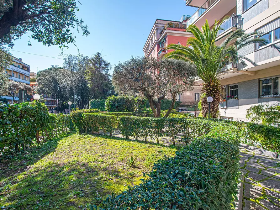 Immagine 39 di Appartamento in vendita  in Viale di Villa massimo 37 a Roma