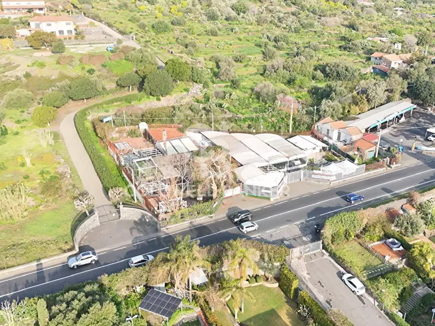 Immagine 1 di Locale commerciale in vendita  in Via XXI Aprile 23 a Aci Castello