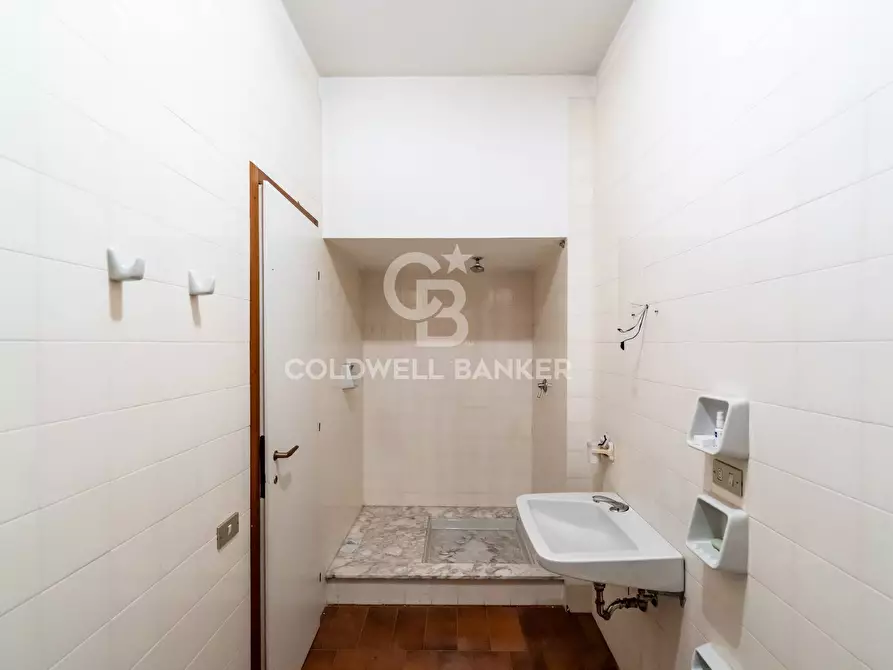 Immagine 38 di Ufficio in vendita  a San Giovanni La Punta