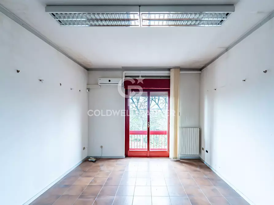 Immagine 42 di Ufficio in vendita  a San Giovanni La Punta