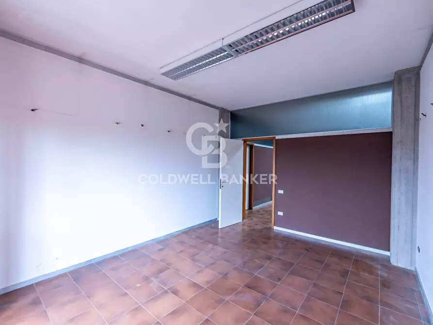 Immagine 43 di Ufficio in vendita  a San Giovanni La Punta