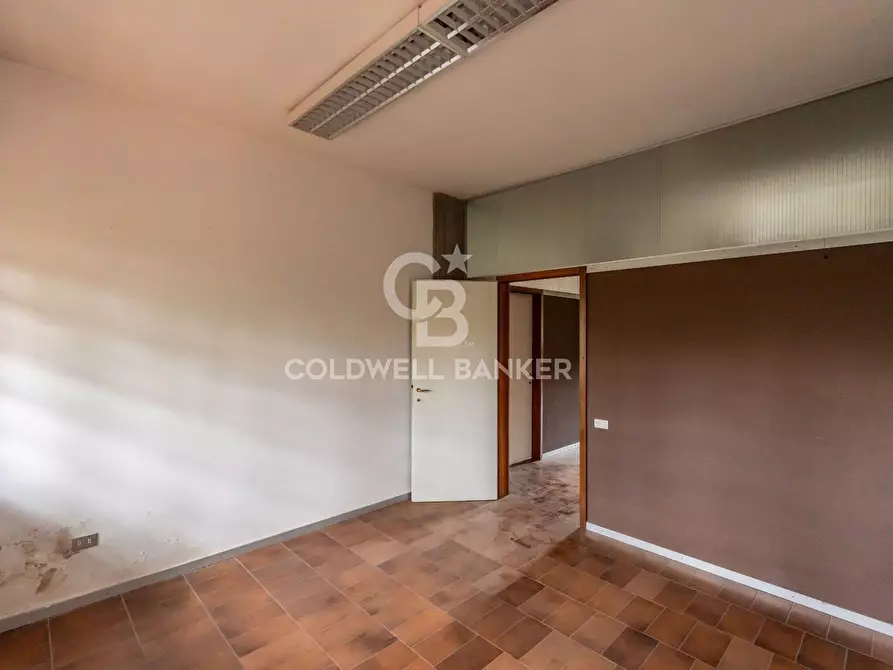 Immagine 54 di Ufficio in vendita  a San Giovanni La Punta