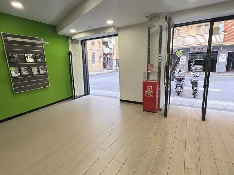 Immagine 2 di Locale commerciale in vendita  in Via Antonio E Luigi Sementini 36/38 a Napoli