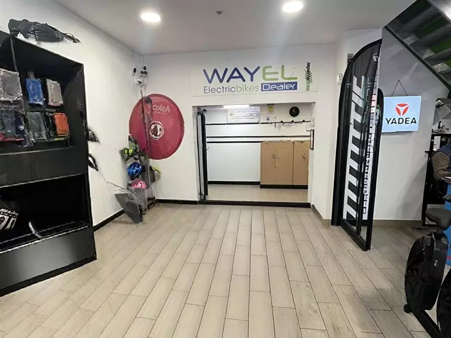 Immagine 6 di Locale commerciale in vendita  in Via Antonio E Luigi Sementini 36/38 a Napoli