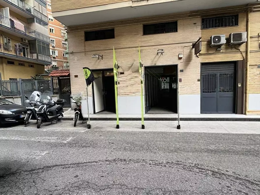 Immagine 3 di Locale commerciale in vendita  in Via Antonio E Luigi Sementini 36/38 a Napoli