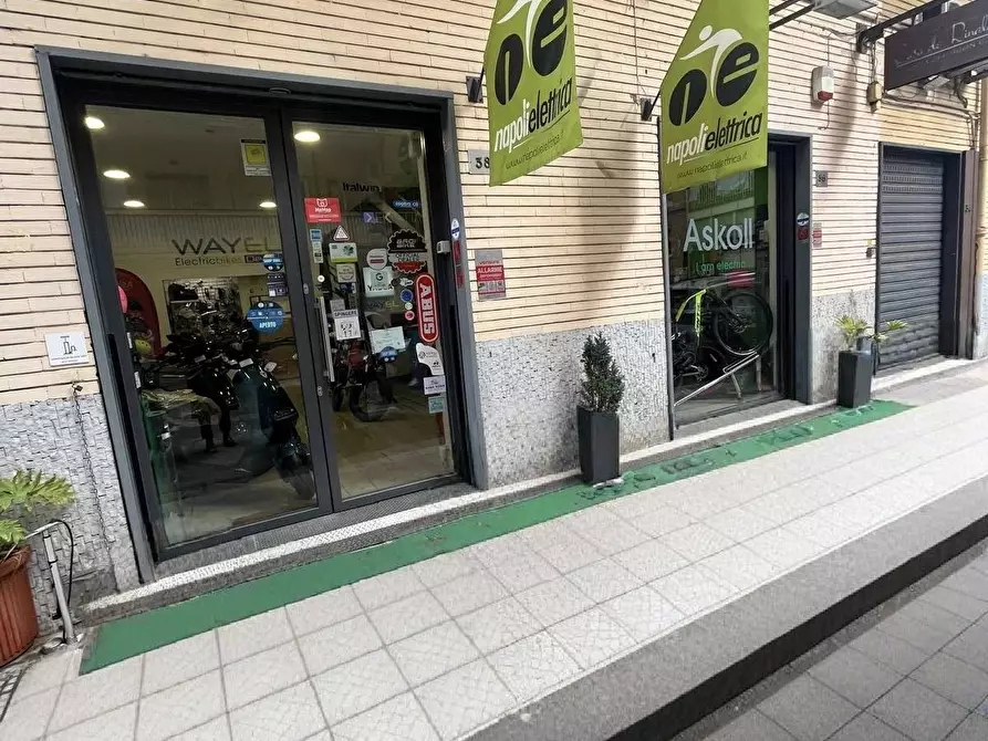 Immagine 1 di Locale commerciale in vendita  in Via Antonio E Luigi Sementini 36/38 a Napoli