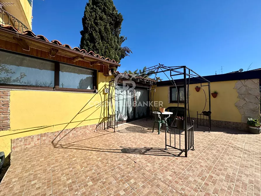 Immagine 4 di Villa in vendita  in Via Ombra a Gravina Di Catania