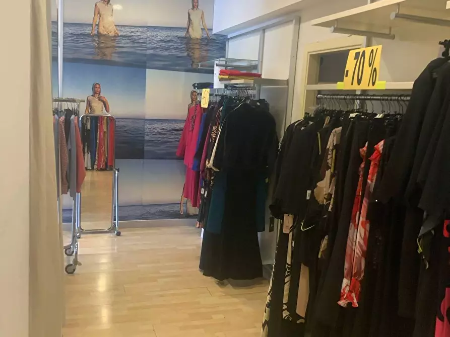 Immagine 6 di Negozio in affitto  in Via Bartolo Longo a Napoli